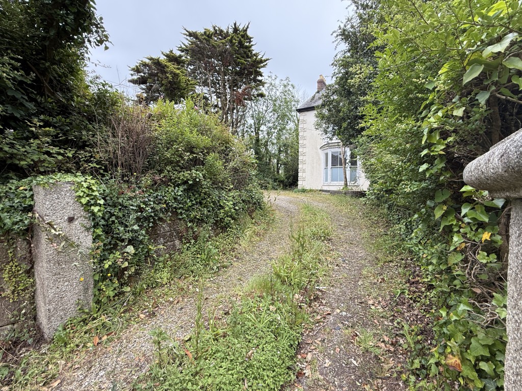 Lot: 133 - SEMI-DETACHED HOUSE IN NEED OF RENOVATION WITH PLANNING FOR DETACHED ANNEXE - Driveway leading to property